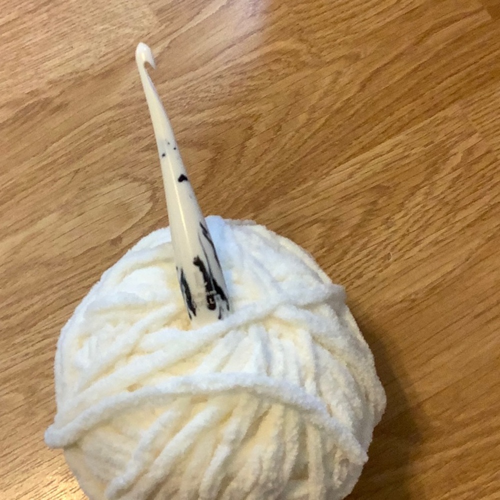 Furls Crochet Hook Resin, size L (7.0 mm) Cookies &Cream discontinued